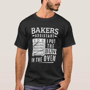 Grappige bakkersassistent Ik heb het broodje in de T-shirt