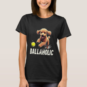 Grappige balverslaafde poedel die achter bal aan j t-shirt