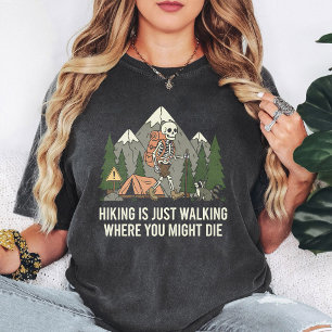 Grappige bergkampeerquote over skeletwandelaar t-shirt
