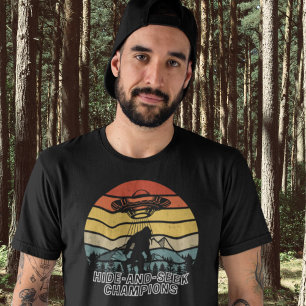 Grappige Big Foot Aliens Verbergen en Kampioenen z T-shirt