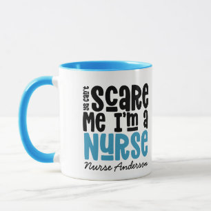 Grappige blauwe meisjesverpleegkundige typografie  mok