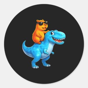 Grappige Capybara die op een dinosaurus rijdt, op Ronde Sticker