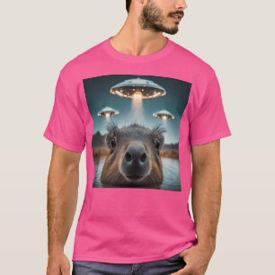 Grappige Capybara Selfie met UFO's Weird T-shirt