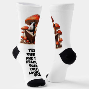 Grappige cavia's die onder rode paddenstoelen leze sokken