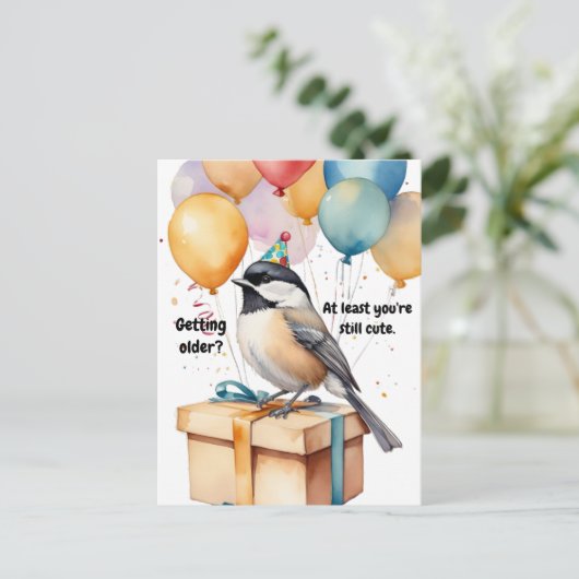 Grappige Chickadee Verjaardag Humor met Ballonnen Briefkaart (Staand voorkant)