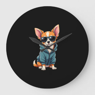 Grappige Chihuahua-hond gemakkelijk afgeleid door Grote Klok
