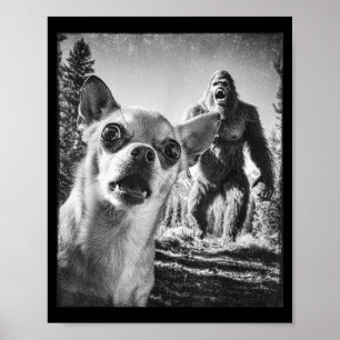 Grappige Chihuahua Selfie Met Bigfoot Sasquatch Cr Poster