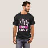 Grappige Crafters citeren Ik ben Crafty en ik weet T-shirt (Voorkant volledig)