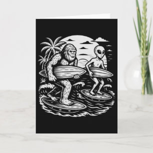 Grappige Cryptid Bigfoot Alien Surft op Ufo Strand Kaart