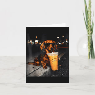 Grappige dachshund die ijsgekoelde koffie drinkt s kaart