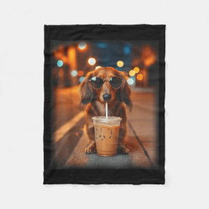 Grappige dachshund die ijskoude koffie drinkt, lie fleece deken