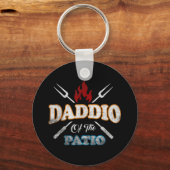 Grappige Daddio van de Patio Vaders Dag BBQ Grill Sleutelhanger (Voorkant)