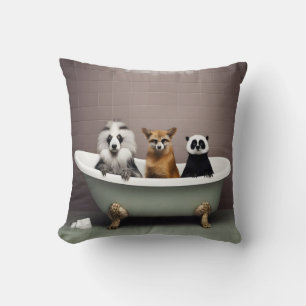Grappige dieren zitten in bad in badkamer kussen