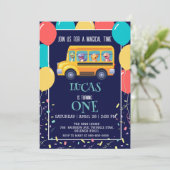 Grappige dinosaurus terug naar school bus jongen v save the date (Staand voorkant)