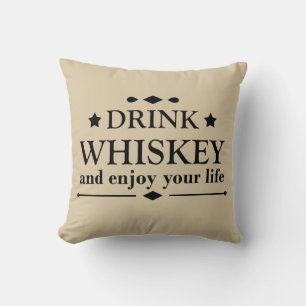 Grappige drinkende whisky citaat kussen