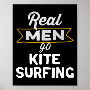 Grappige Echte Mannen Gaan Kitesurfen Strand Kites Poster