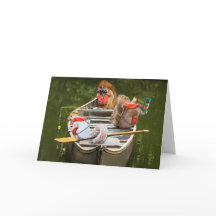 Grappige eekhoorns in een kano die plezier hebben