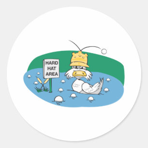 grappige eend met harde hoed die golfballen vermij ronde sticker