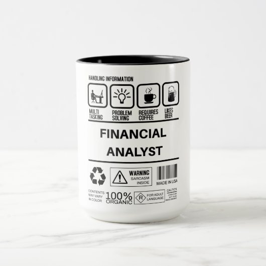 Grappige financiële analist die informatie behande mok (Midden)