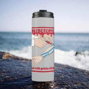 Grappige flebotomist Ik Omga met prikken Thermosbeker