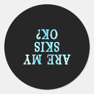 Grappige freestyle skiër zijn skis ok_ winter berg ronde sticker