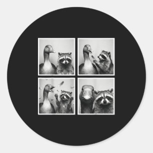 Grappige gans en wasbeer photobooth vrienden chaos ronde sticker