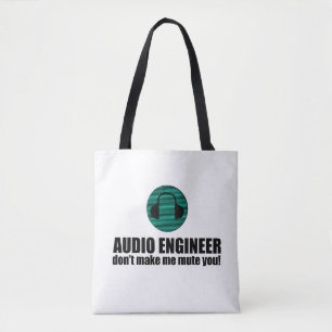 Grappige geluidstechnicus die audiotechniek zegt draagtas