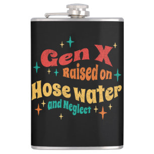 Grappige Gen X Opgeheven op Slang Water en Verwaar Heupfles