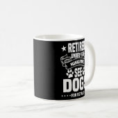 Grappige gepensioneerde hond eigenaar onder nieuw koffiemok (Voorkant rechts)