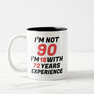 Grappige gepersonaliseerde 90e verjaardag ervaring tweekleurige koffiemok