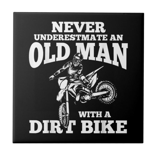 Grappige geschenken onderschatten nooit een oud Ma Tegeltje (Voorkant)