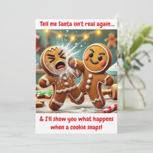 Grappige Gingerbread man Ruziet over Kerstman Feestdagenkaart (Staand voorkant)