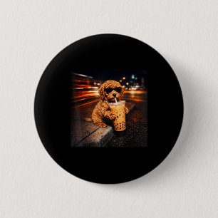 Grappige goldendoodle drinkt ijskoude koffie dier ronde button 5,7 cm