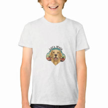 Grappige goudkleurige retrieverhond met een glimla