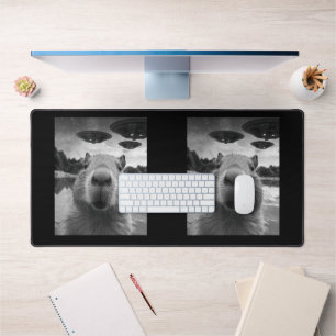 Grappige grafische capybara selfie met UFO's raar Bureaumat