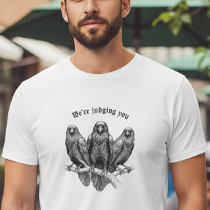 Grappige Grafische Weergave van Oordelende Raven i T-shirt