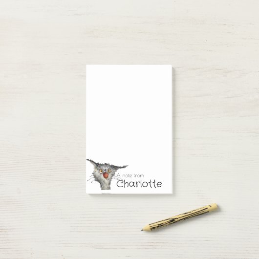 Grappige grijze tekenfilmkat en bij naam post-it® notes (Op bureau)