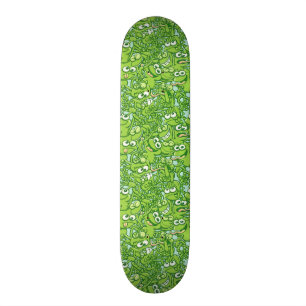 Grappige groene kikkers verstrengeld in een rommel skateboard