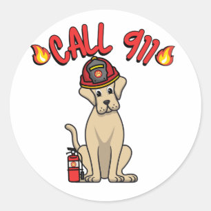 Grappige grote hond is een brandweerman ronde sticker