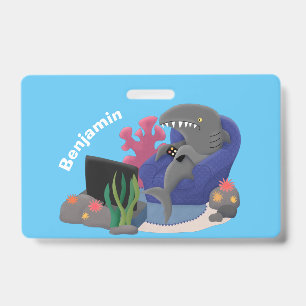 Grappige haai die tv kijkt cartoon badge
