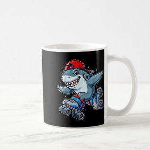 Grappige haai op rolschaatsen Schattige koele skat Koffiemok