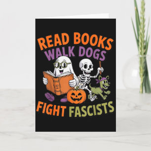 Grappige Halloween Activist Leest Boeken Loopt met Kaart