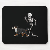 Grappige Halloween Berner Sennenhond en skelet Muismat (Voorkant)
