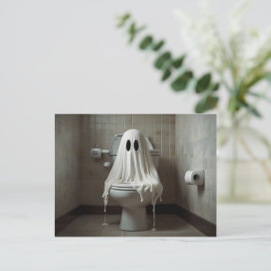 Grappige Halloween geest in badkamer toilet Briefkaart
