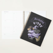 Grappige Halloween Spooky Oktober Verjaardags Heks Planner (Display)
