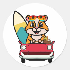Grappige hamster rijdt naar het strand ronde sticker