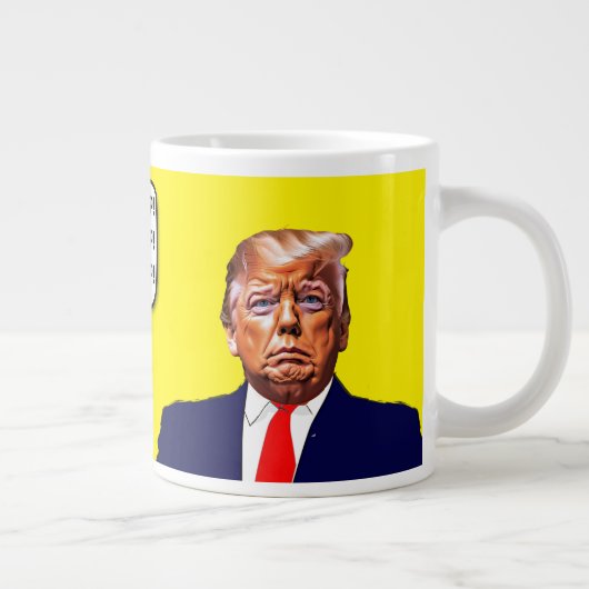 Grappige Hillary zegt Lock Trump Up Extra Grote Beker (Rechts)