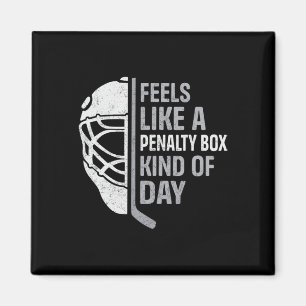 Grappige hockeyspeler voelt zich als een strafbank magneet