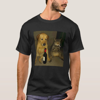 Grappige hond en kat die sigaret roken en drinken t-shirt