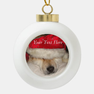 grappige hond van akita gekleed als santa keramische bal ornament